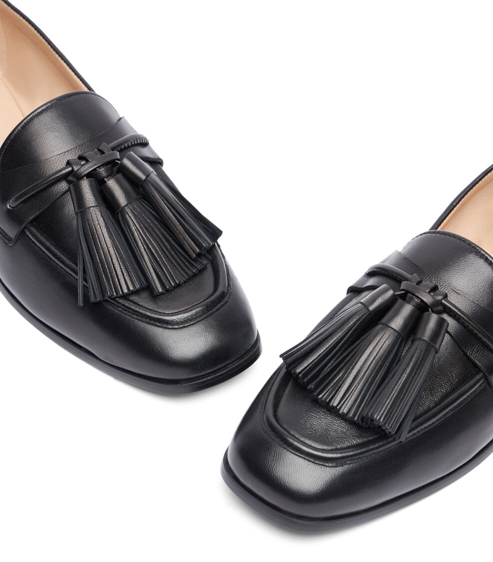 Stuart Weitzman LINDI TASSEL LOAFER BLACK SI697DSNBLK