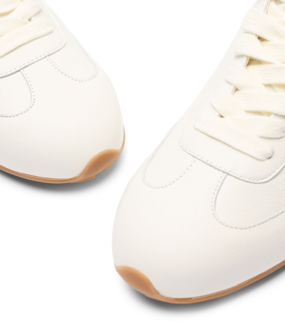 Stuart Weitzman COLTON SLEEK SNEAKER WHITE SN246LARWHT