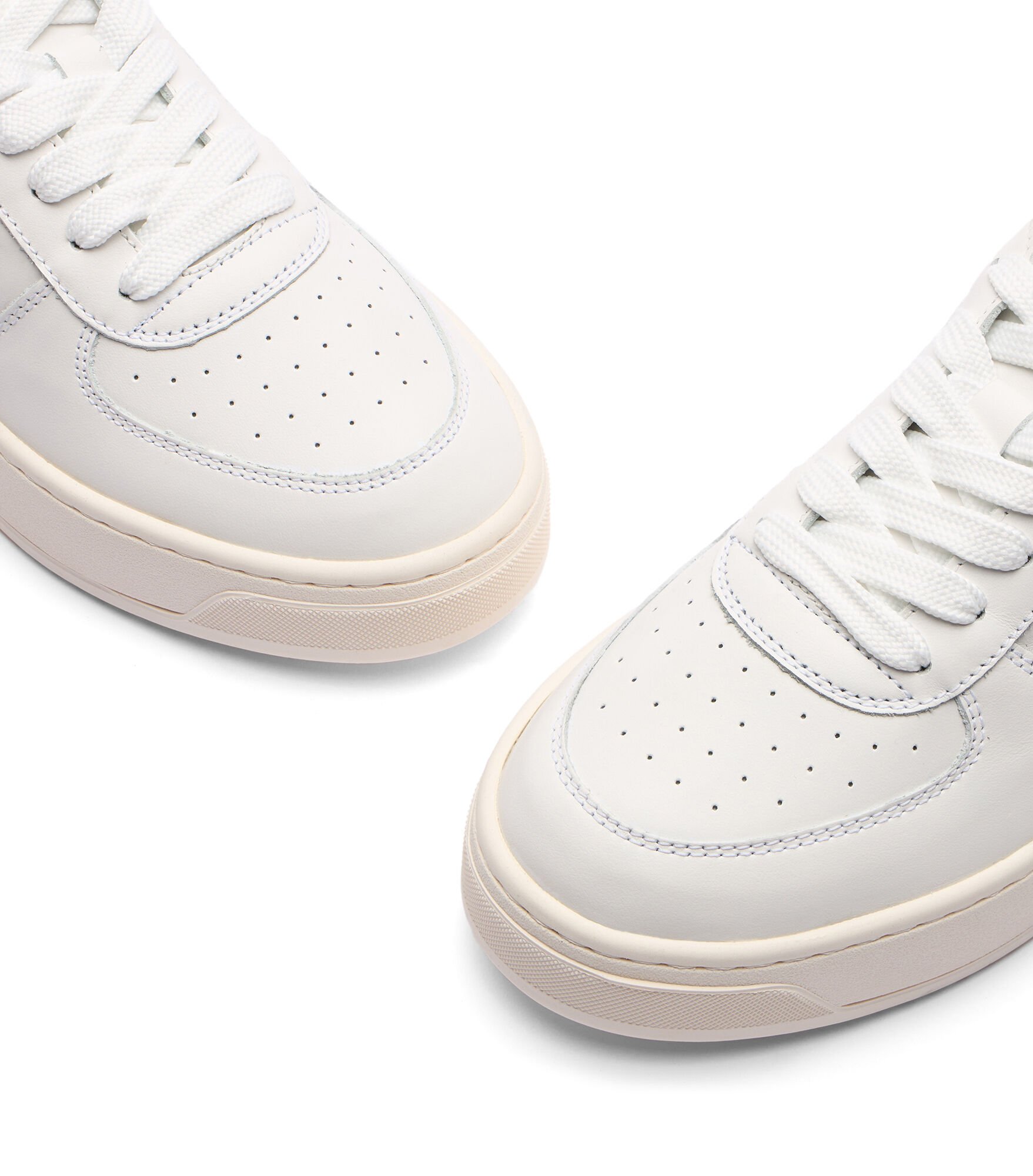 【特別送料無料！】 COURTSIDE SW LOGO Weitzman® Stuart | Women for WHITE in SNEAKER トップス