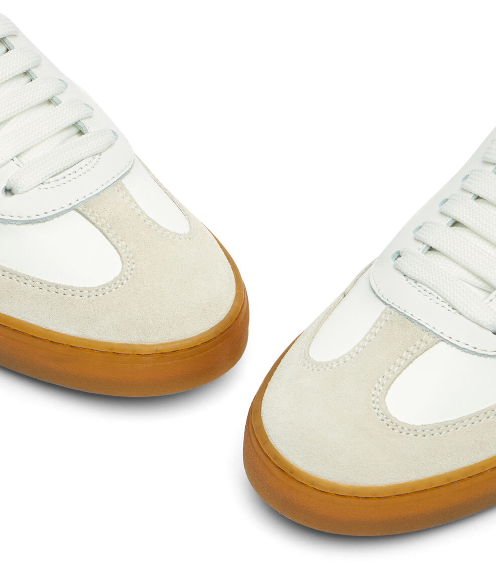 Stuart Weitzman SW RUNAROUND SNEAKER Stuart Weitzman SW RUNAROUND SNEAKER COBBLESTONE/WHITE/CLASSIC SL644IERY8T