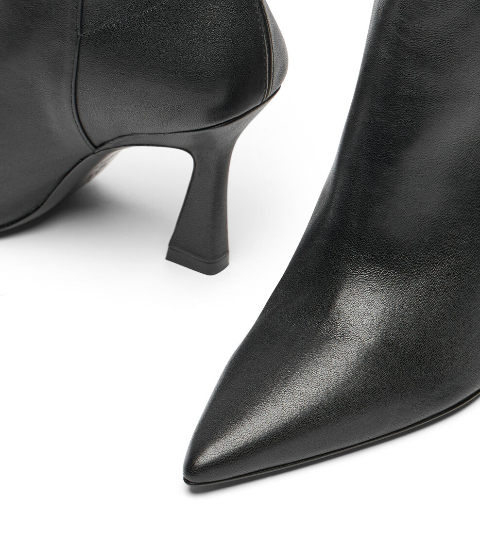 Stuart Weitzman 5050 VINNIE BOOTIE 85 BLACK SM440DNNBLK