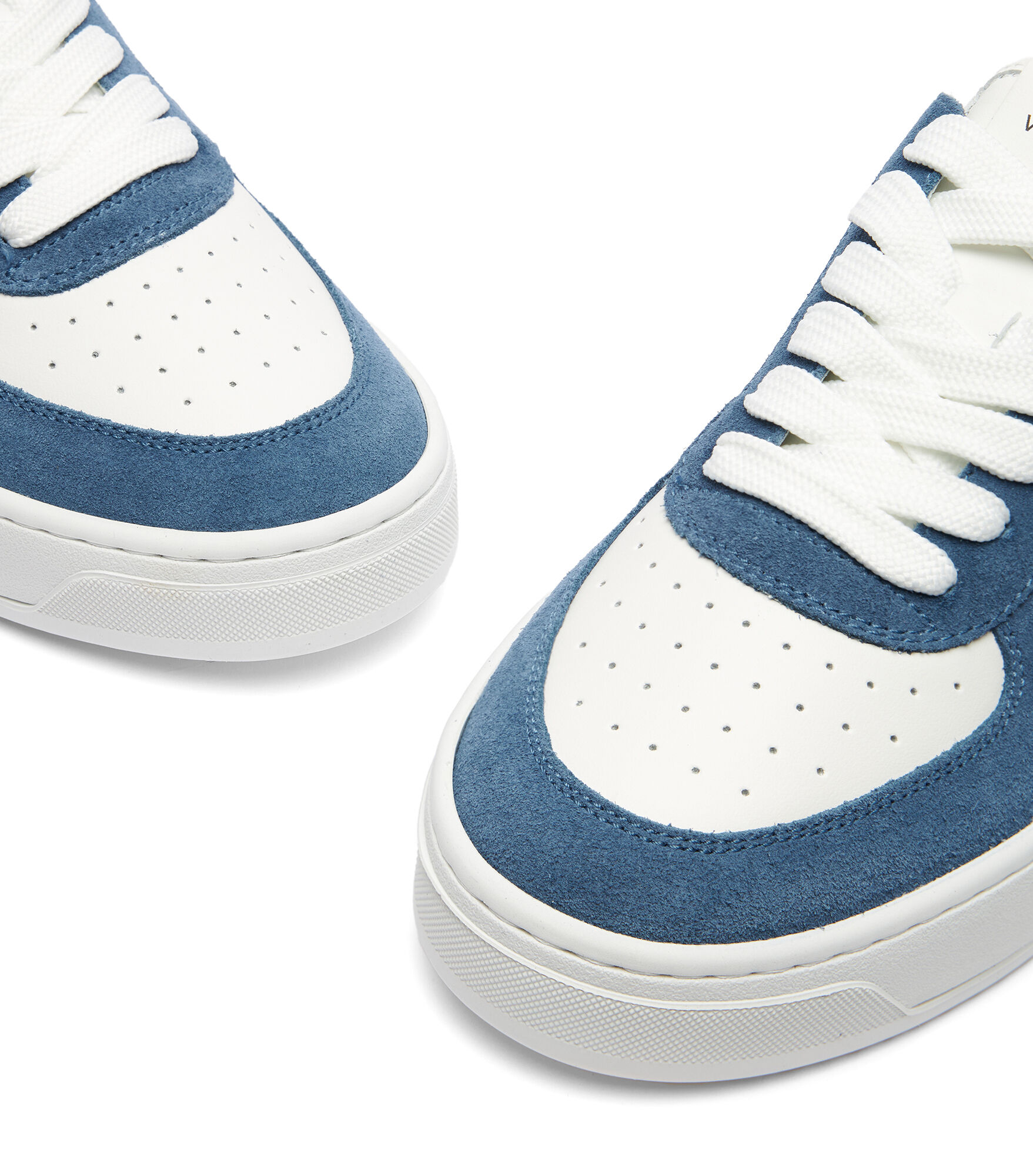 STUART WEITZMAN SW コトサイト モノクラム スニカ 【関税込】 SW COURTSIDE MONOGRAM SNEAKER in WHITE/LIGHT BEIGE for Women