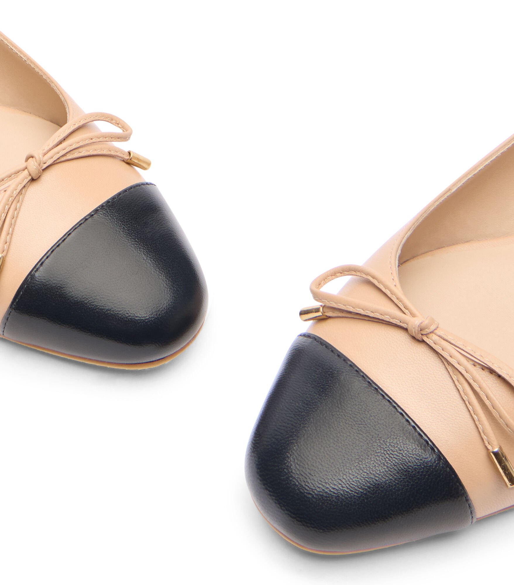 サンダル・ミュール Stuart Weitzman SS25 SLEEK BOW SLINGBACK FLAT (SJ593 XDO) SLEEK BOW SLINGBACK FLAT in ADOBE/BLACK for Women | Stuart