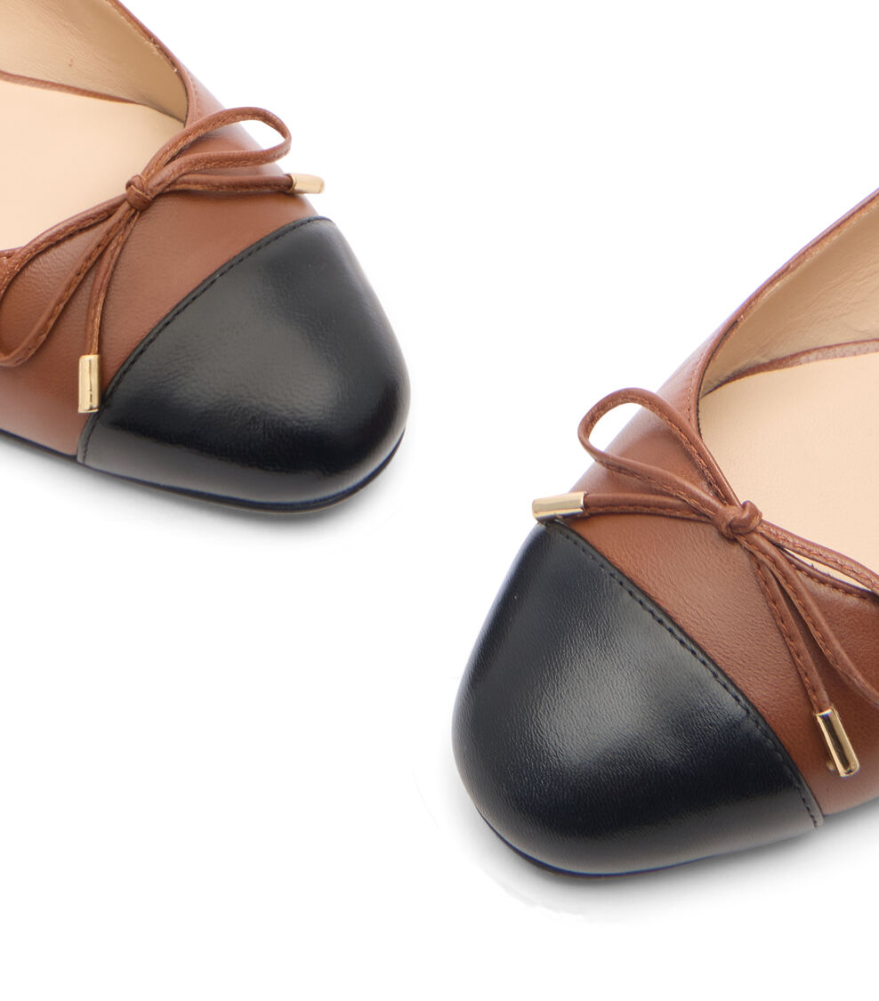 Stuart Weitzman SLEEK BOW SLINGBACK FLAT BRIDLE BROWN/BLACK SJ593DRQXDO