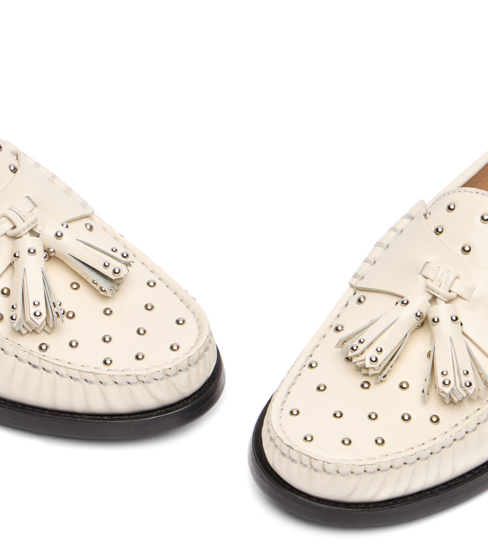 Stuart Weitzman LOTTIE SOSTUD TASSEL LOAFER CREAM. SL495APSCRM